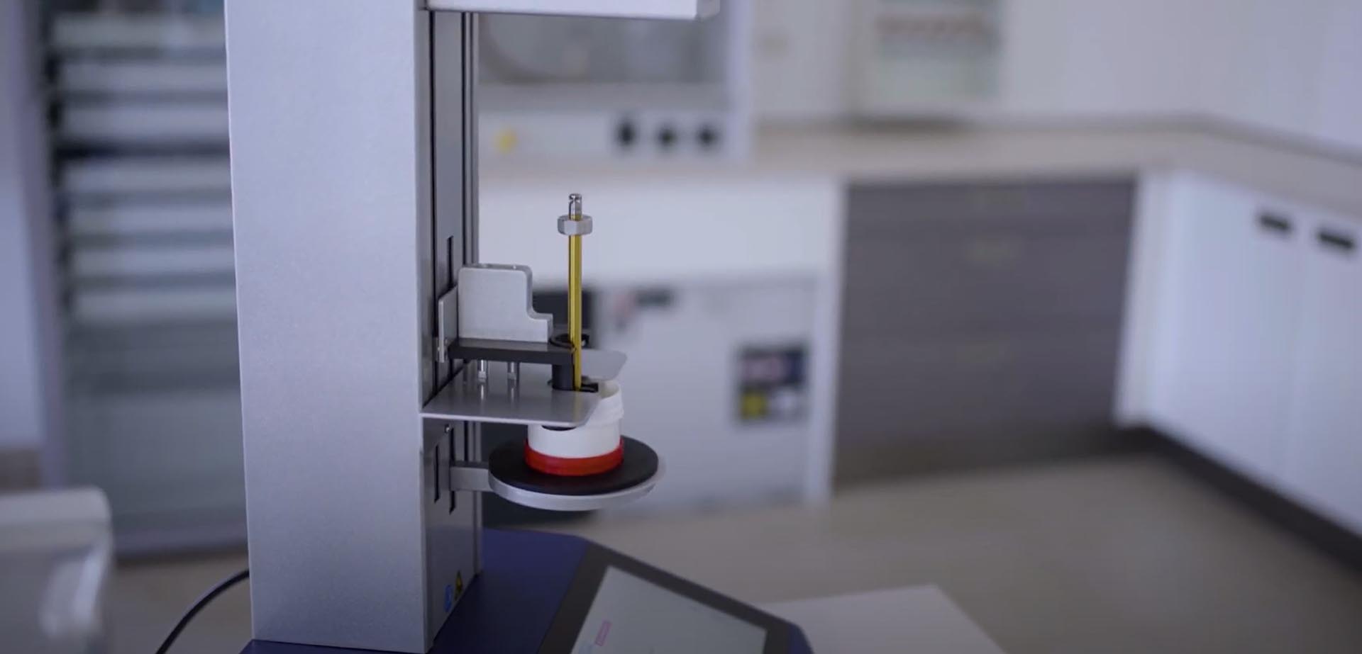 TOPITEC Die Kruke ist an der TOPITEC Maschine
