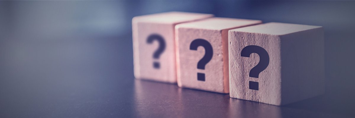 Fragen 3 Holzwürfel mit schwarzen Fragezeichen