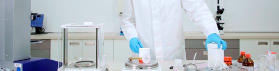 Eine Apothekerin in blauen Handschuhen zeigt, wie man den Topitec benutzt.